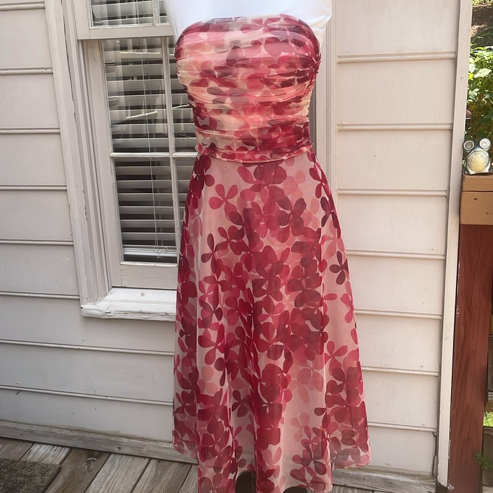 EUC- BCBG­MAX­AZRIA Pink Flo­ral Print Strap­less Dress Size 6